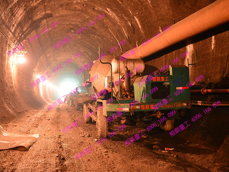 新疆烏魯木齊水泥攪拌車地鐵隧道施工圖片