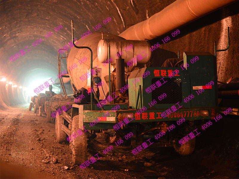 新疆烏魯木齊水泥攪拌車地鐵隧道施工圖片